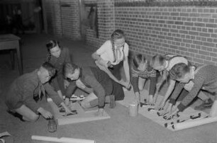 Wilhelm-Wundt-Schule (Zentralschule) in Tangerhütte bei Stendal : Schüler beim Gestalten von Sichtwerbung