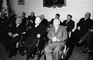 Freiburg: Landgericht; Bundesverdienstkreuz 1. Klasse für Rechtsanwalt Brumbach, sitzend: Schieler, Brumbach, Riess