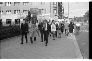 Kleinbildnegativ: Demonstration für Abrüstung, Turmstraße, 1965
