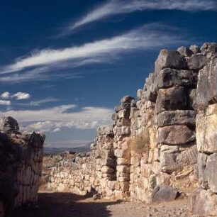 Tiryns. Im Zwinger zwischen Burgmauer und Palastterrasse, 13. Jh. v. Chr.