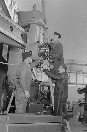 Vorbereitungen zur Frühjahrsmesse 1956, rumänische Arbeiter montieren eine technische Anlage