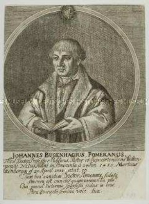 Halbfiguriges Bildnis des Reformators Johannes Bugenhagen mit aufgeschlagenem Buch in rundem Rahmen, darauf Lorbeerkranz mit Harfe