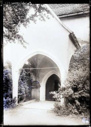 Evangelische Stadtkirche; Vorzeichen, Vorhalle