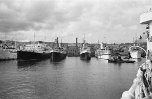 Reisefotos Italien. Schiffe im Hafen von Neapel