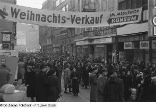 Passanten in der Vorweihnachtszeit in der Petersstraße