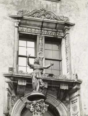Kandelabersäule mit Standbild der Justitzia