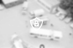St. [Name maskiert] 19. Jugendaustausch: Besuch der Feuerwache Billstedt: Blick aus dem Rettungskorb der Drehleiter nach unten auf Feuerwehrfahrzeuge und einzelne Personen: 18. [Name maskiert]