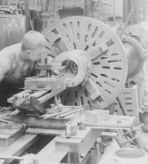 Ausbohren eines Kurbelwellenlagers : Technikgeschichte | Technologie | Maschinenbau und Eisengiesserei | Dampfmaschinenbau | Cottbusser Maschinenbau-Anstalt und Eisengießerei AG