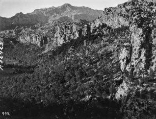 Gebirge : Blick auf eine Gebirgswand am Rand einer Ebene