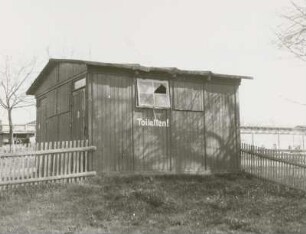 Neuhausen-Cämmerswalde, Toilettenbaracke bei der Bibliothek