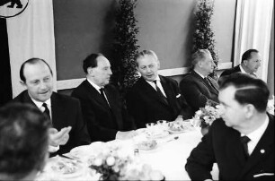 Freiburg: Regierungspräsidium; Pressekonferenz mit Ministerpräsident Kurt Georg Kiesinger; am Tisch: Filbinger, Krebs, Kiesinger, Dichtel
