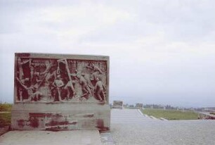 Weimar-Buchenwald. Nationale Mahn- und Gedenkstätte Buchenwald, Mahnmal auf der Südseite des Ettersbergs (1954-1958), Stelenweg