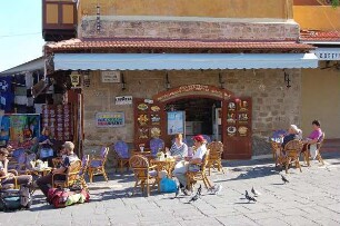Rhodos (Stadt) - Freiluftcafè : Rhodos (Stadt). Freilicht Cafe in der Altstadt von Rhodos-Stadt, aufgenommen 2006