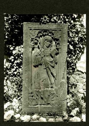 bei Göllheim, Klosterruine. Grabstein des Stifters Eberhard II. von Eberstein, +1263. O