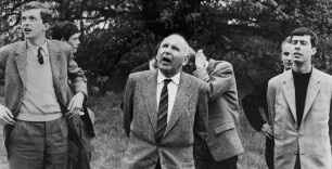 Eine Exkursionsgruppe des Kunstgeschichtlichen Seminars der Universität Frankfurt am Main unter der Leitung von Harald Keller (Mitte), darunter Herbert Beck (rechts, halb verdeckt) und Herbert Dellwing (rechts), im Sommersemester 1964 im Park von Kukus