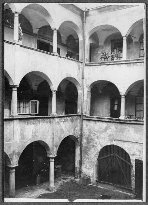 Linz (Österreich). Patrizierhaus. Innenhof