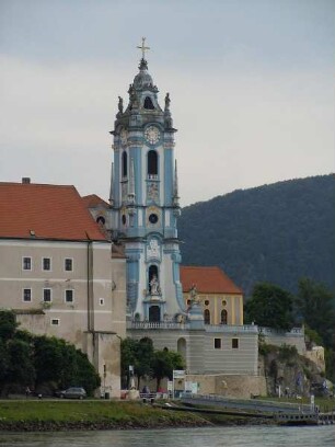 Dürnstein - Stadtansicht mit Klosterkirche : Aufgenommen am 12. Juni 2011 in der Wachau im Weinort Dürnstein