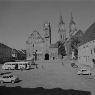 Oschatz. Neumarkt, Westseite mit Rathaus, Wohnhaus Nr. 2 und Türmen der Stadtkirche St. Ägidien