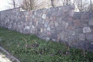 Nütschau: ehemaliges Gut [heute Kloster Nütschau]: Feldsteinmauer: nach Sanierung