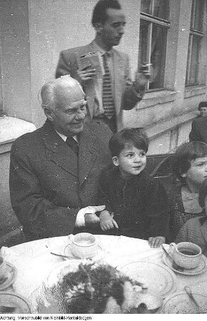 Dresden, Wilhelm Pieck auf verschiedenen Veranstaltungen: Besuch in der Landesverwaltung Sachsen, Besuch in der Gemäldegalerie der Staatliche Kunstsammlungen Dresden, Stadtbesuch, Unterhaltung mit Kindern am Carolaschlößchen, Fahrt mit der Pioniereisenbahn, u.a., 1946 - 1960