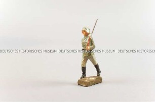 Massefigur: Soldat, marschierend, Gewehr über