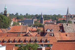 Quedlinburg - Stadtübersicht : Blick vom Schlossberg über die Altstadt, Mitte: der Schreckensturm, rechts Turm der Ägidiikirche, aufgenommen 2006 in Quedlinburg
