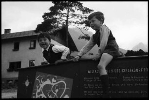 Imst: SOS Kinderdorf, Kinder auf Tafel