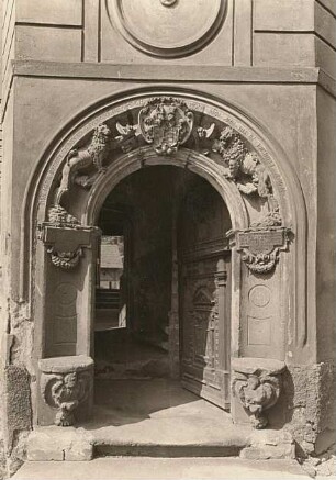 Meißen. Portal zum Wohngebäude des Schleinitzer (Jahnaschen) Hofes, Freiheit Nr. 2
