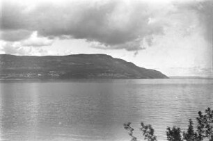 Fjord : Felsformation am Ufer eines Gewässers.