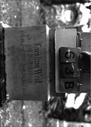 Grabstein 63 (Index: 100101509) Material: Marmor, unterster Sockelteil Kalkstein Zustand: gut Maße HxBxT: 155x42x21 cm Beschreibung: Obelisk, getreppter Sockel, unterster Sockelteil rusticaartig Steinmetz: J. Götz: Grabstein 63B