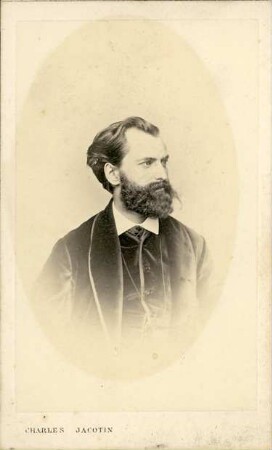 Fotografie eines vollbärtigen Herren