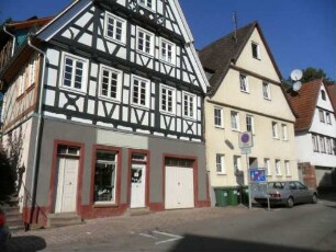 Stadtbild-Altburger Straße-Gebäudebestand im Westen-Giebelständige Häuser mit Obergeschossen in Fachwerk (teils verputzt) auf steinernem Stock