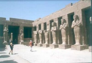 Ägypten. Karnak. Karnak-Tempel. Statuen im Tempelhof