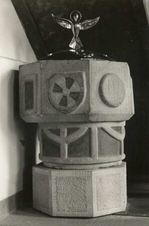 Rustenfelde. Dorfkirche, Taufstein (bez. 1558) mit Deckel