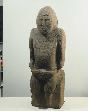 Kumanische Statue mit Helm, Brustpanzer und Reitstiefeln