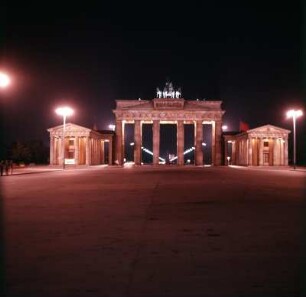 Ost-Berlin, Blick durch das Brandenburger Tor