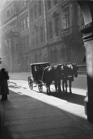 Dresden-Altstadt. Pferdekutsche auf der Schloßstraße nahe dem Georgentor