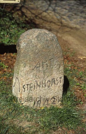 Steinhorst (Kreis Herzogtum Lauenburg): Grenzstein des Amtes Steinhorst 1842: auf Schmalseite Hufeisen-Symbol