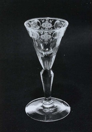 Kelchglas (bogenartiger Schliff, mattierter Lippenrand, breiter Flies mit Voluten und Blüten)