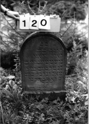 Grabstein 120 (Index: 100096072) Maße HxBxT: 68x41x10 cm Besonderheit: Kindergrab: Grabstein 120