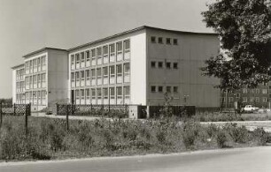 Hoyerswerda-Neustadt. Albert-Schweitzer-Schule (um 1968), Ernst-Heim-Straße. Eckansicht
