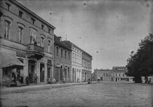 Guttentag, Ring : Guttentag (Dobrodzien/Polen). Wohnhäuser, Ring. Straßenansicht (links: Balkon der Familie des Lehrers und Organisten Julius Herrmann)