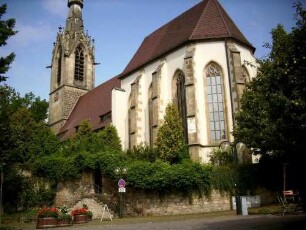 Ansicht von Südosten mit Kirche über Spätgotischen Hochchor (Neubau bis 1510) mit Maßwerkfenstern und Strebepfeilern über Kirchhofmauer (Wehrgang mit Steinbrüstung im 18 Jh abgetragen)