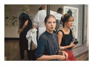 Ausstellungseröffnung in der Prater-Galerie, vor dem Schaufenster die Fotografin Tina Bara, Berlin-Prenzlauer Berg