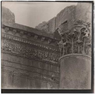 Wanddetail, Baalbek: Ansicht mit Kapitell