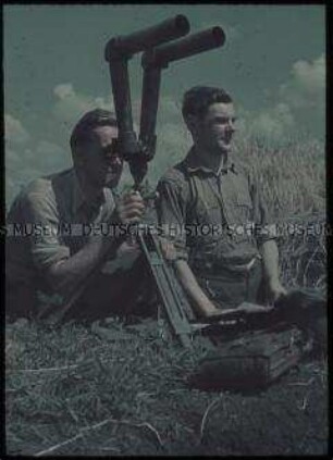 Soldaten an einem Fernrohr