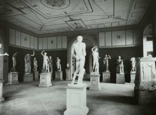 Dresden. Japanisches Palais. Saal 5, Antikensammlung, Saal der Satyrisken, Raumgestaltung von Gottfried Semper