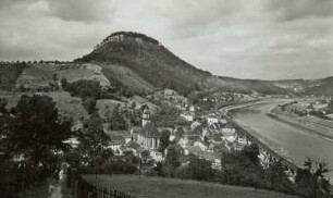 Königstein (Sächsische Schweiz). Blick von Osten auf Stadt, Festung und Elbe