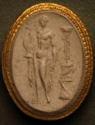 Stehender Apollo mit Leier, daneben ein Altar mit Dreifuß (Daktyliothek, Erstes Mythologisches Tausend)