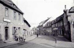 Straßenzug mit Gebäude der LPG "Friedrich Engels" Schafstädt